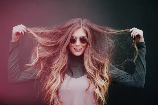 5 סיבות נפוצות לנזק לשיער: כיצד למנוע ולטפל בהן